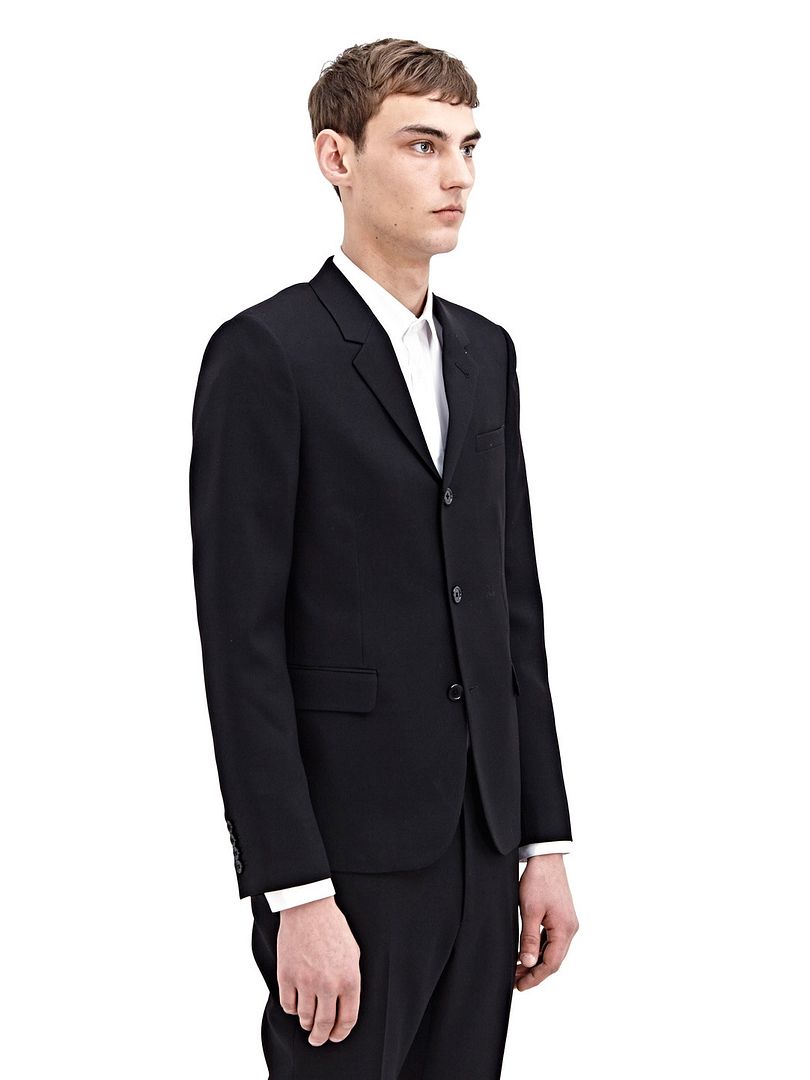 photo THE-BASIC-RULES-OF-BUTTOMING-A-SUIT-JACKET-4.jpg